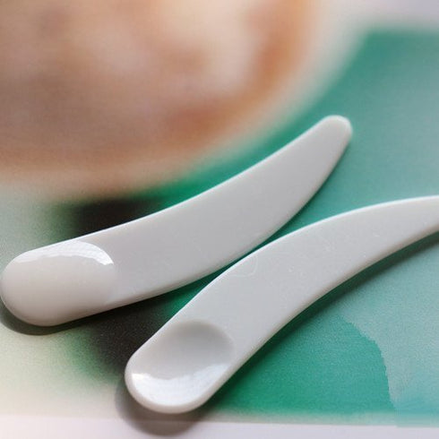 Onwon 100 PCS Mini Curved Cosmetic Scoop Makeup Mask Plastic Spoon (White)