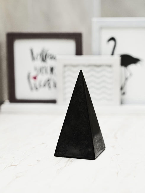 Shungite Club High Shungite Pyramid 5 cm Gemstone Pyramid Healing Crystal Stone for Energy Cleansing and Protection