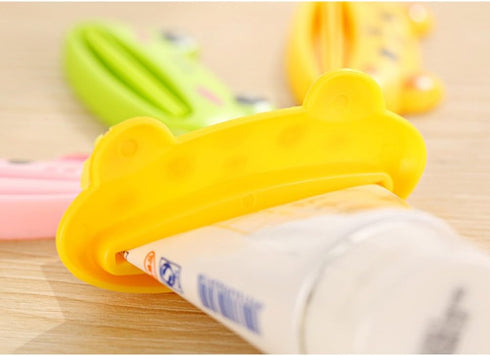 LNYMZD 6Pcs Color Random Frog Tube Squeezers Toothpaste Dispenser Toothpaste Rolling Holder Animal Bear Frog Panda Pig