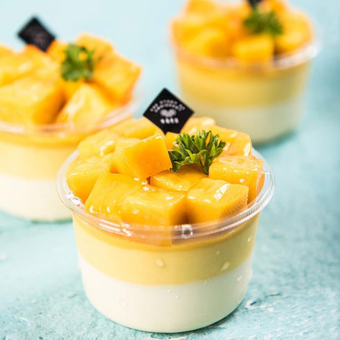 100 Pcs 8 OZ Disposable Plastic Cups with Flat Lids, Snack Bowls for Ice Cream, Cake, Fruit, Parfait, Pudding