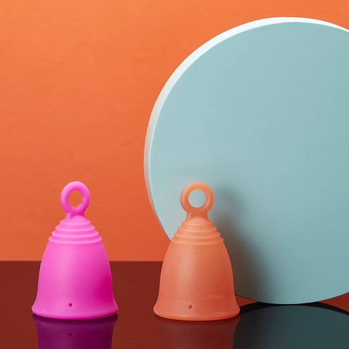 Peachlife Silicone Menstrual Cup with Loop Pull Stem for Easy Removal - Reusable 12 Hour Tampon Alternative - Medium