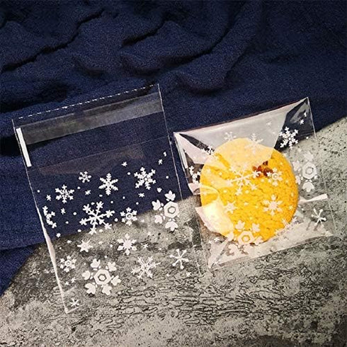 AKOAK 100 Count Resealable Clear Snowflake Bags, 14cm x 14cm +3cm for Candy Cookie Packaging