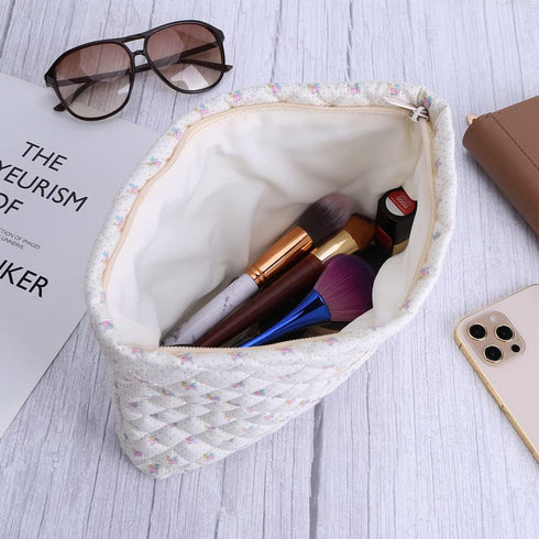 Juoxeepy Quilted Makeup Bag Floral Cotton Cosmetic Bag Jolly House Toiletry Bag Coquette Aesthetic Makeup Bag Cosmetic Pouch Bag