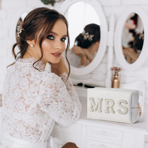Y1tvei Mrs Cosmetic Large Bag, White Patch Varsity Letter MRS Toiletry Big Makeup PU Bag for Wedding Bride