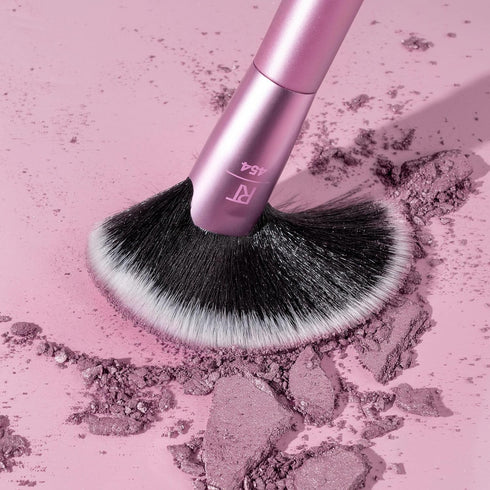 Real Techniques Extra Big Finishing Brush - Large Makeup Brush for Powder, Bronzer, Highlight, & Contour